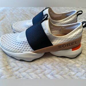 Women’s Sorel slip on sneakers size 9, EUC